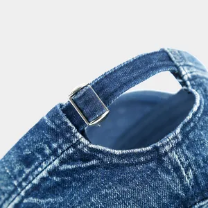 Detail van de verstelbare metalen gesp en gewassen denimtextuur op de vintage pet