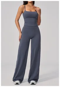 Détail de l'ensemble de yoga gris-bleu à doubles bretelles et pantalon large de sport