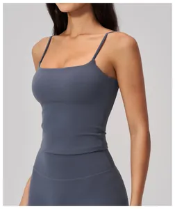 Détail du débardeur de yoga gris-bleu brossé avec doubles bretelles et dos ajouré