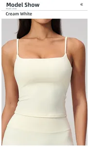 Détail du débardeur de yoga blanc crème avec fines bretelles et tissu brossé doux