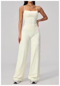 Détail de l'ensemble de yoga blanc cassé avec haut à fines bretelles et pantalon large