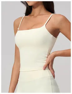 Détail d'une brassière de yoga crème avec fines bretelles et encolure carrée