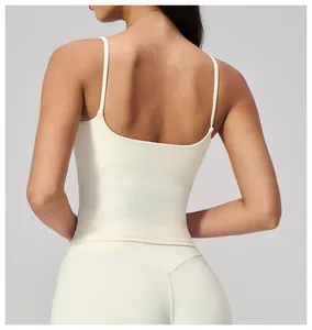 Détail du débardeur de yoga blanc crème avec fines bretelles et dos ouvert élégant