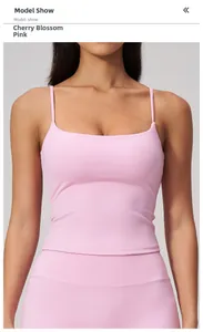 Détail du débardeur de yoga rose fleur de cerisier avec bretelles et col carré