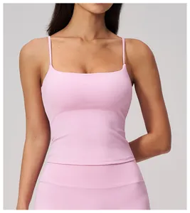Détail d'un débardeur de yoga rose à fines bretelles et encolure carrée minimaliste