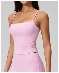 Détail de la brassière de sport rose brossé avec fines bretelles et décolleté plat épuré