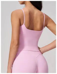 Détail macro de l'ensemble de yoga rose pâle avec bretelles élastiques et taille haute