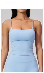Ensemble de yoga bleu ciel avec brassière de sport à fines bretelles et leggings