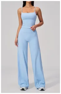 Détail de l'ensemble de yoga bleu clair avec débardeur à bretelles fines et pantalon large