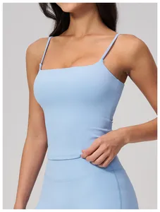 Gros plan du débardeur de sport bleu ciel en tissu extensible sans couture pour le yoga