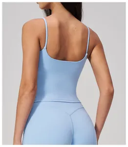 Détail de l'ensemble de yoga bleu clair avec coutures en V galbantes sur le legging taille haute