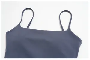 Détail des fines bretelles et de l'encolure sans couture du soutien-gorge de sport