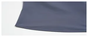 Vue macro détaillée de la double couture sur l'ourlet du gilet de yoga bleu-gris