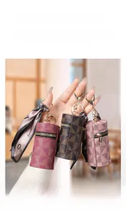 Mini borse cilindriche per rossetto con motivi vintage e dettagli in foulard di seta