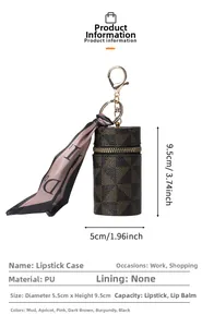 Dettaglio della mini borsa cilindrica con motivo a scacchi marrone e zip dorata