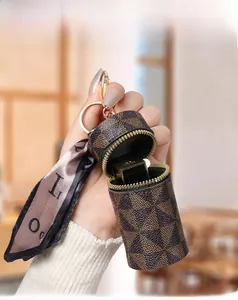 Mini borsa cilindrica a scacchi con dettaglio foulard in seta e gancio metallico