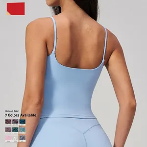 Camisole de sport bleu clair ajustée avec fines bretelles et dos ouvert pour le yoga