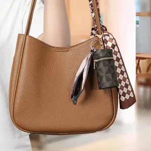 Borsa tote a mezzaluna marrone in pelle martellata con ciondolo mini e sciarpa di seta