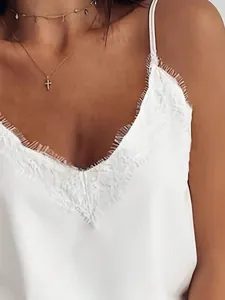 Elegantes weißes Satin-Unterhemd für Damen mit zartem Wimpernspitze-V-Ausschnitt und Trägern