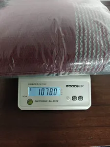 Giacca da uomo in maglia con cappuccio rossa pesata a 1,08 kg in confezione protettiva