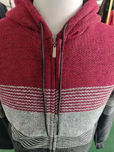 Dettaglio della maglia con cappuccio da uomo in maglia spessa con blocchi di colore