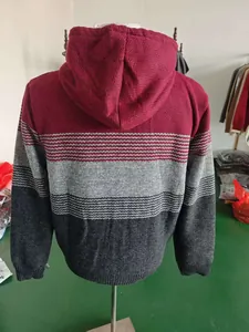 Dettaglio della spessa trama in maglia e del design tricolore sulla felpa da uomo