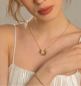 Detail of 18K gold-plated sunflower jewelry set including necklace, earrings and bracelet