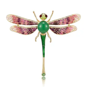Élégante broche libellule dorée avec pierre verte et ailes en émail colorées