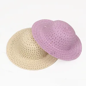 Détails de chapeaux de paille tressés avec aérations en losange pour peinture DIY enfant