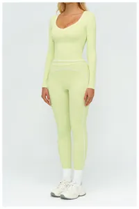 Dettaglio del set yoga verde chiaro con bordi bianchi a contrasto e tessuto elasticizzato