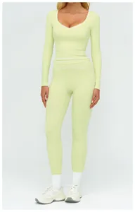 Dettaglio del set yoga verde chiaro con cuciture bianche a contrasto e vestibilità aderente