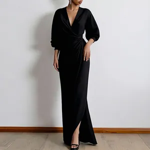Elegante abito lungo in raso nero con scollo a V profondo, vita increspata e spacco