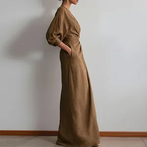 Elegante abito lungo in lino marrone con scollo a V, cintura annodata e tasche laterali