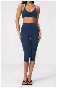 Detail of high-waist navy blue yoga capris with sleek brushed fabric for fitness