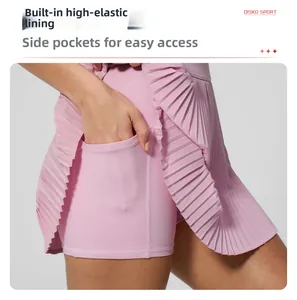 Detailansicht des rosa Faltenrockes mit elastischer Innenhose und Seitentasche