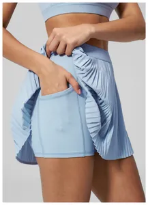 Detail eines hellblauen Tennisrocks mit Innenhose und praktischer Handytasche