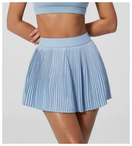 Detailaufnahme von hellblauem Tennisrock mit hoher Taille und Faltenwurf aus Funktionsstoff