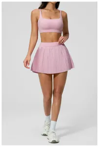 Nahaufnahme des rosa Falten-Tennisrocks und Sport-Tops aus elastischem Sportgewebe