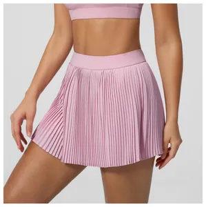 Nahaufnahme des plissierten rosa Tennisrocks mit hoher Taille und Stretch-Stoff