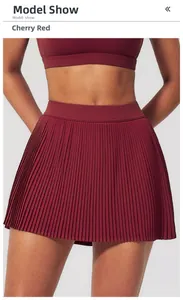 Detailaufnahme des kirschroten Tennisrockes mit hoher Taille und Falten-Design
