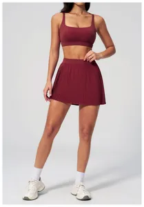 Detail eines weinroten Tennisrockes mit Falten für Damen und hohem Taillenbund