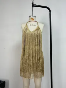Détail d'une robe dorée à franges avec licou et finitions métalliques élégantes