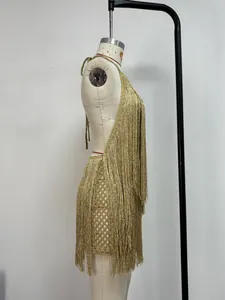 Détail macro de la robe dos nu sexy avec franges dorées et structure en maille
