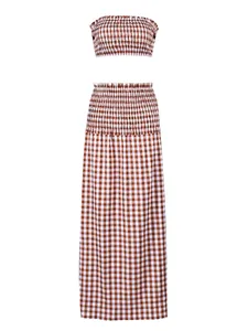 Makroaufnahme der braun-weißen Gingham-Smok-Textur des Crop-Tops und des Rock-Sets