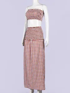 Detail der Smocking-Elastiktextur auf dem karierten zweiteiligen Crop-Top und Maxirock