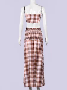 Rückansicht eines braun-weißen Gingham-Zweiteilers mit kurzem Top und langem Rock