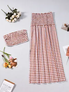 Flachbild von gerafftem Gingham-Oberteil und Maxirock-Set mit eleganten Blumenrequisiten