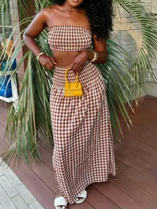 Detailansicht Damen Gingham-Zweiteiler mit trägerlosem Top und plissiertem Maxirock