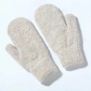 Primo piano di muffole in maglia crema con spessi polsini a coste e morbida consistenza