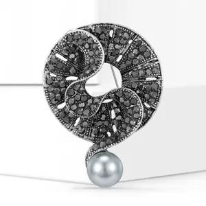 Vintage-Brosche in Silber mit schwarzen Kristallen und grauer Perle auf weißem Grund